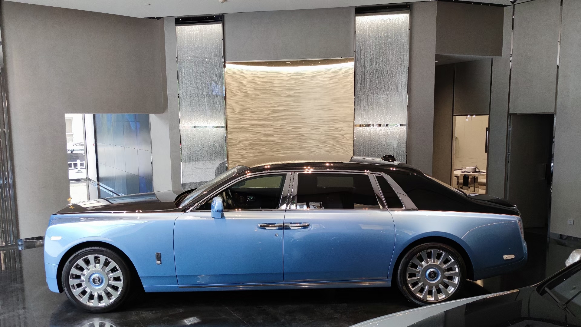 {賭波}(劳斯莱斯幻影加长版报价及图片) {賭波}(劳斯莱斯幻影加长版报价及图片)